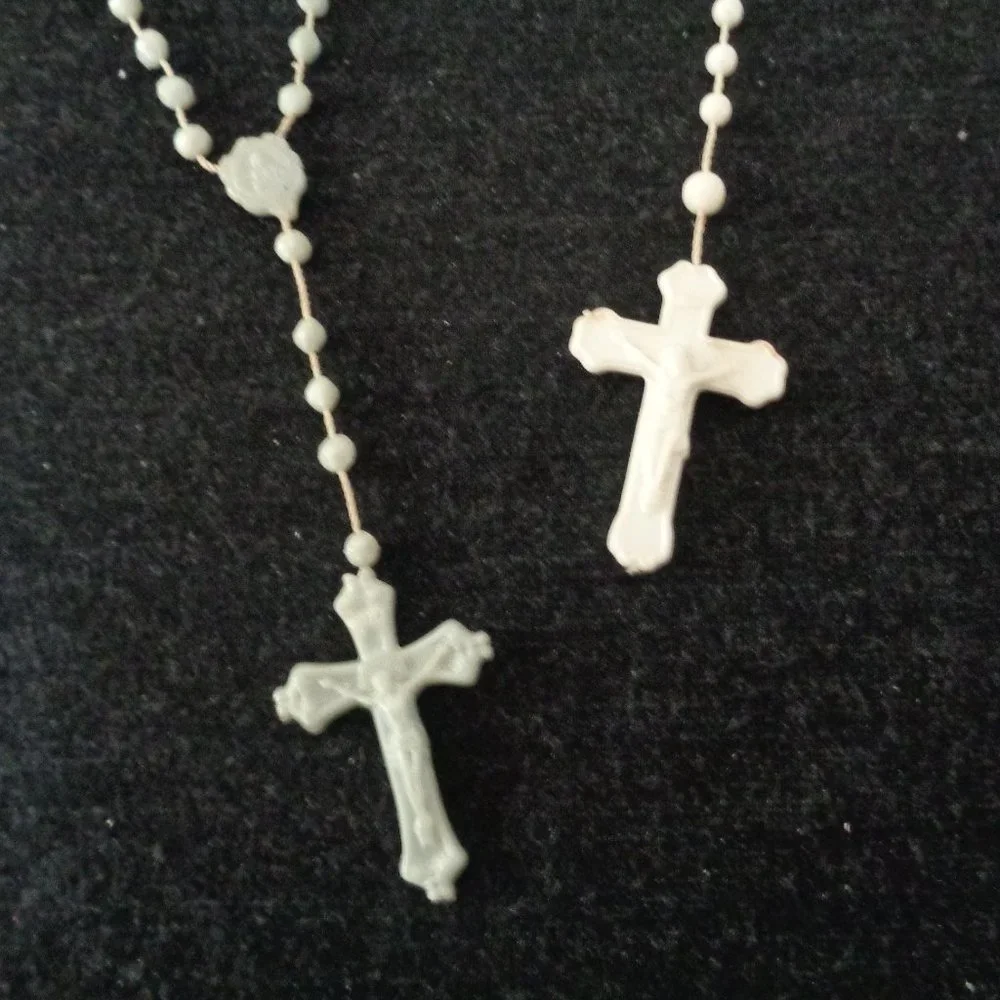 VINTAGE PLASTIC CATHOLIC ROSARYS - Picture 4 of 5